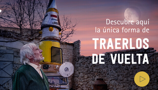 Un anciano observa atentamente la Luna
